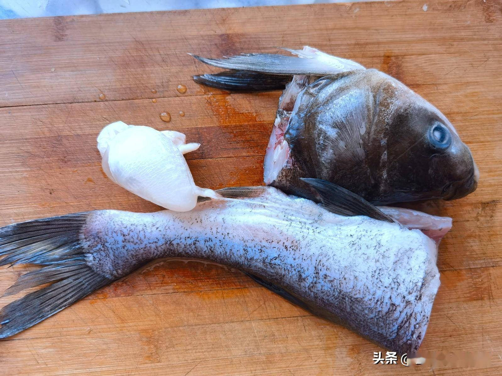 做法步驟:所用食材:花鰱魚1條,蘿蔔適量,蔥段,薑片,醬油,醋,紅糖,鹽