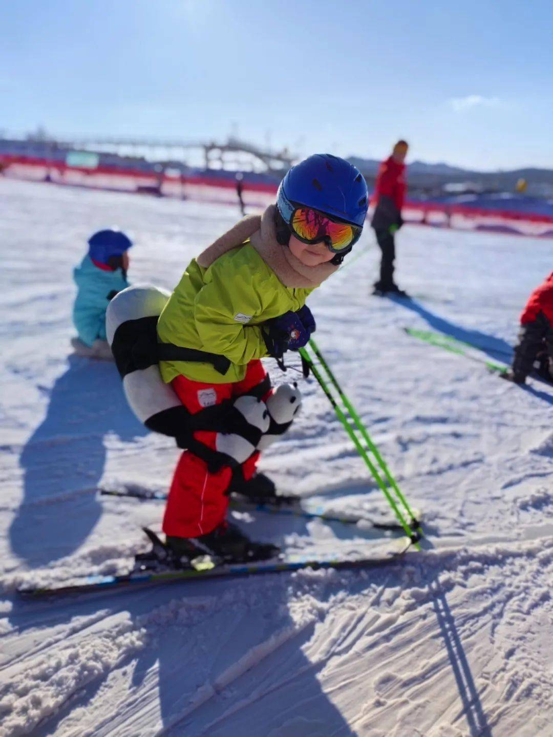 (摄影:张晓卿)在黑龙江省哈尔滨市,松花江上的"雪地漂移"项目让游客