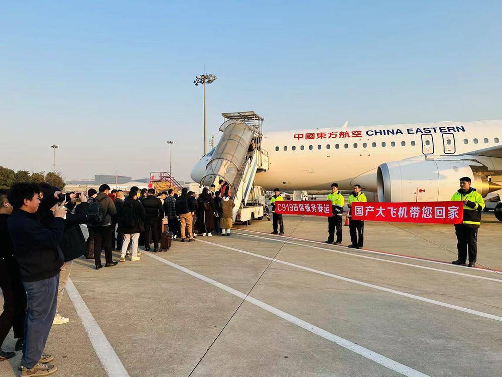 c919春运"首秀":执行10趟航班,承运1274名旅客_飞机_服务_上海