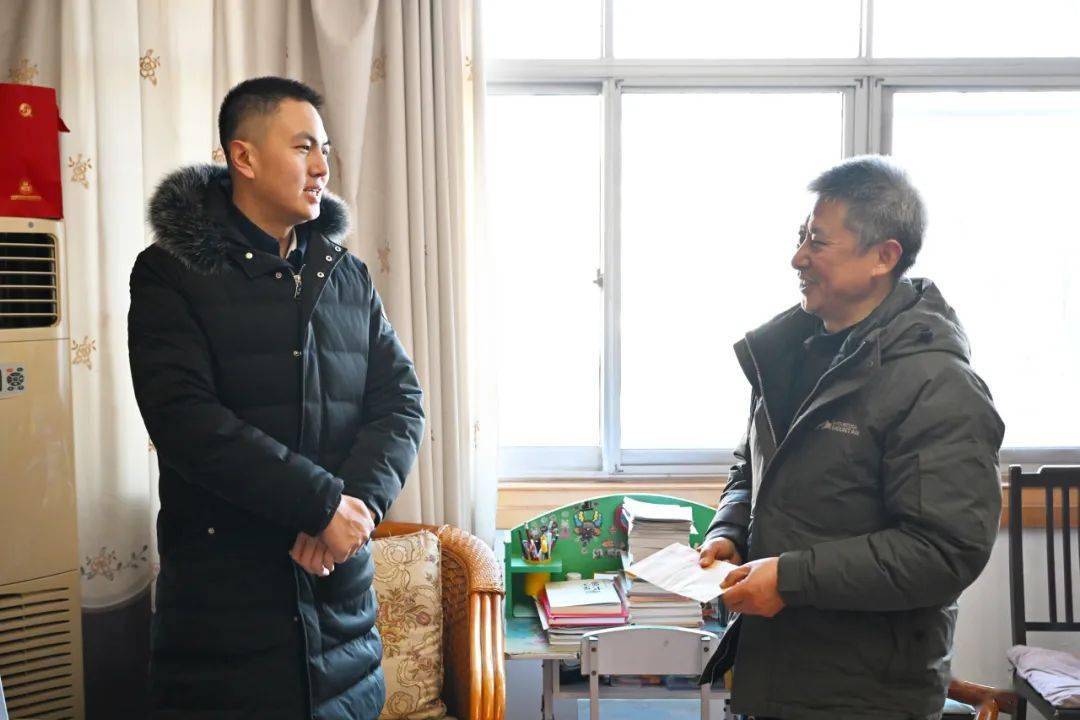 1月25日,区委书记姜皓带队走访慰问区已退休"四大家"领导,驻曾部队