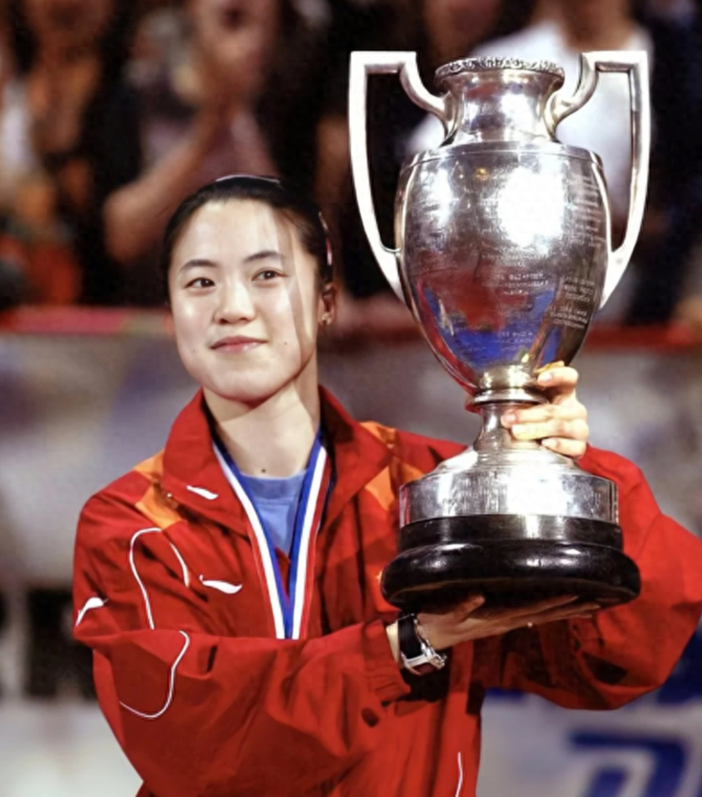 46岁王楠,穿短裤挽百亿富豪丈夫,海南过年故意挡住千万翡翠手镯_郭斌