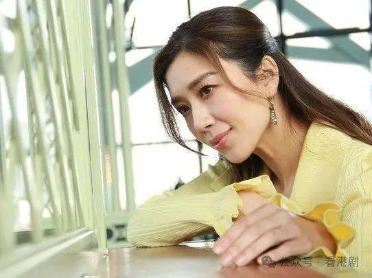 继王浩信与赵希洛先后离巢后,另一无綫当家花旦黄智雯亦于去年底完约