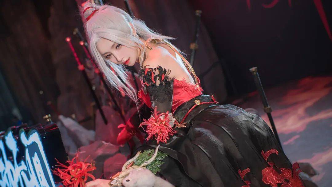 67cosplay丨永劫无间炫耀飞鼠的摇摇太可爱了,这身耀世魂花配白发也