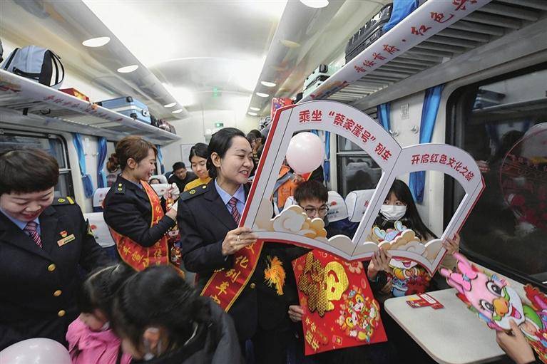 列車員整理車廂.添乘幹部為列車員整理儀容.紅色宣傳員講述紅