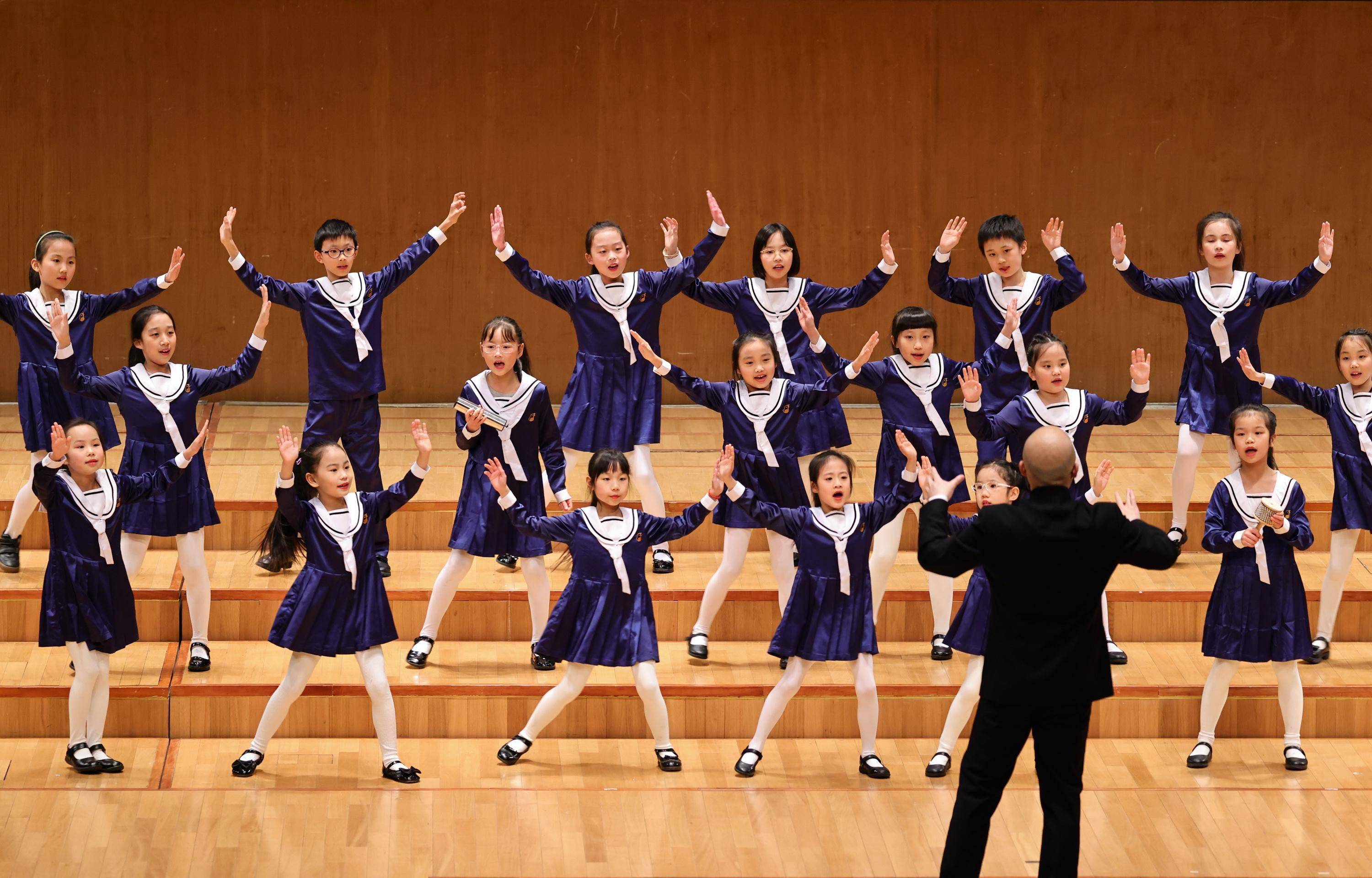 200名团员同唱《满城烟花》贺岁龙年,东艺童声合唱团唱响新年音乐会