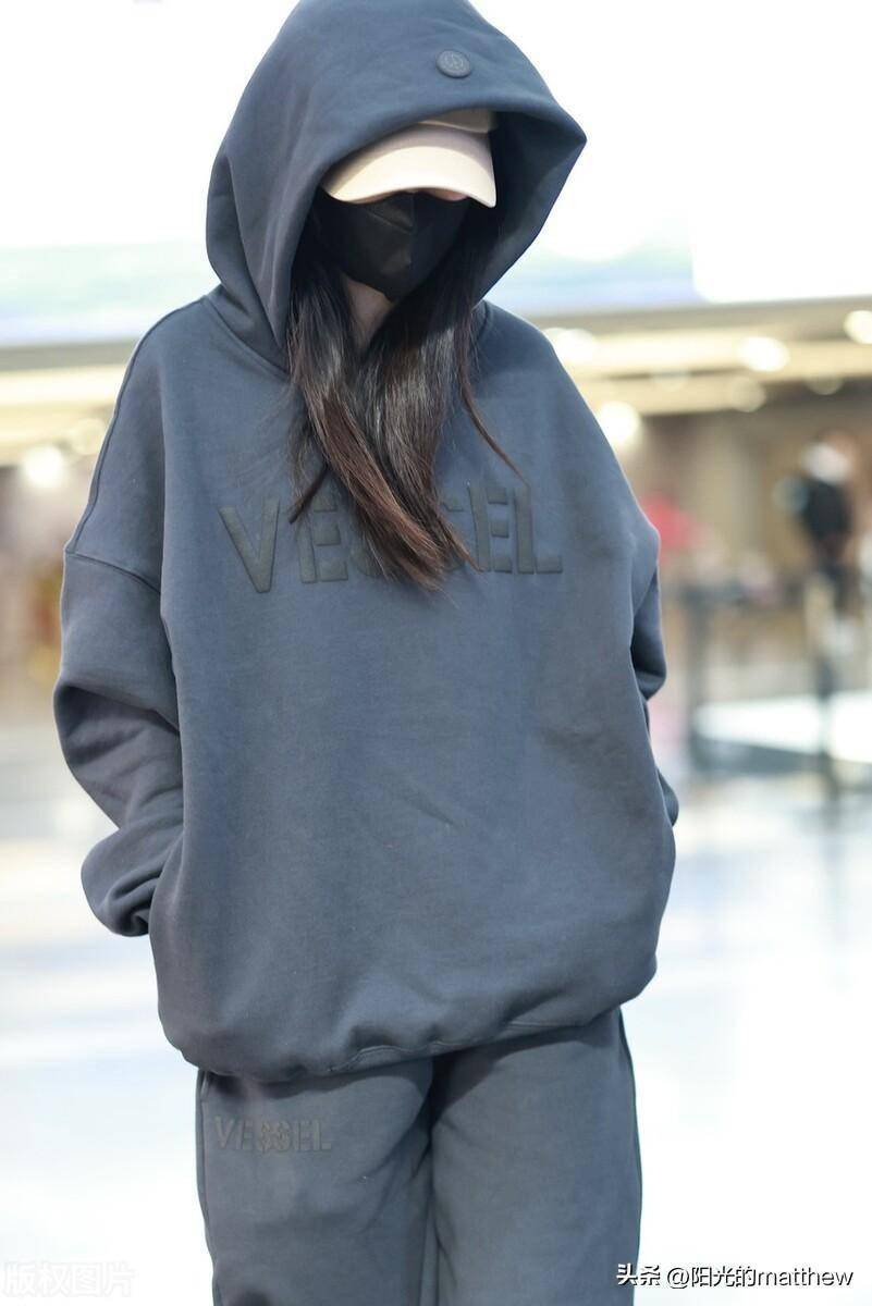 街拍:李沁深灰色连帽卫衣 卫裤 棒球帽休闲随性_机场_北京