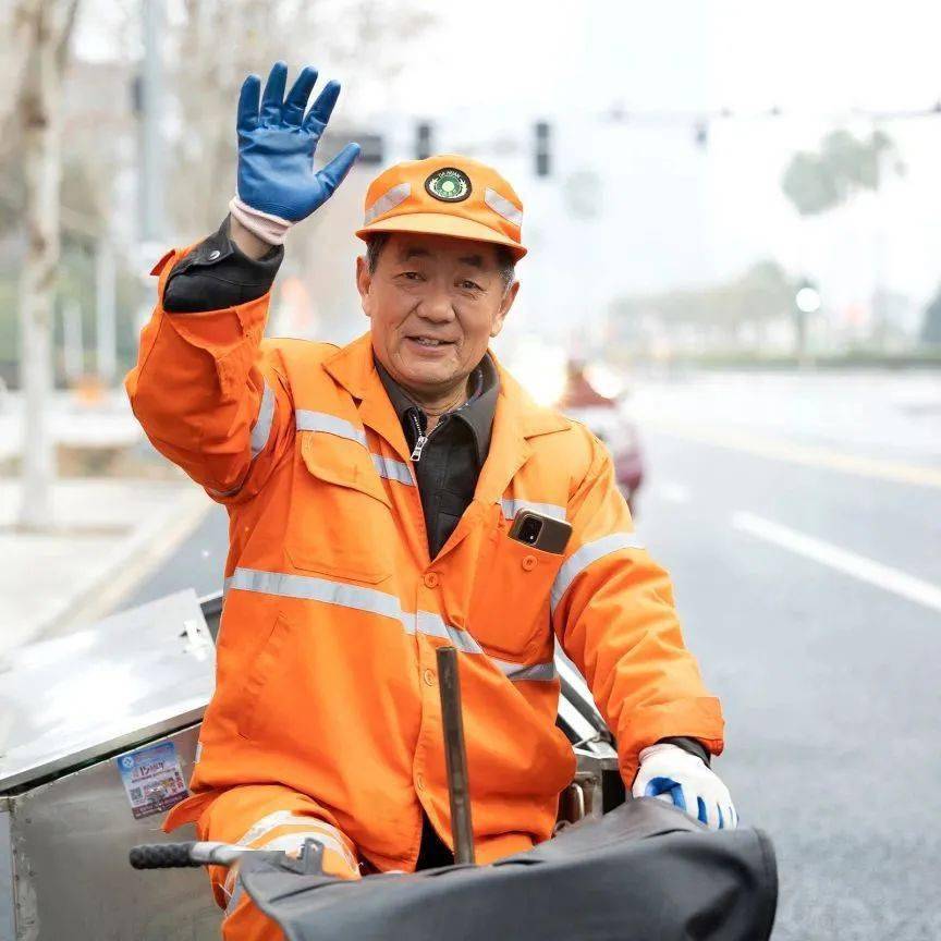 致敬环卫工人你们辛苦了摄影:王敏智通讯员:张奕玫制图:方桐欣编辑