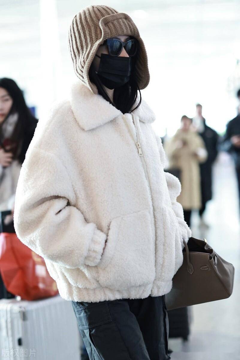 街拍:张天爱白色毛绒外套 黑色阔腿裤 针织雷锋帽个性十足_牛角_北京