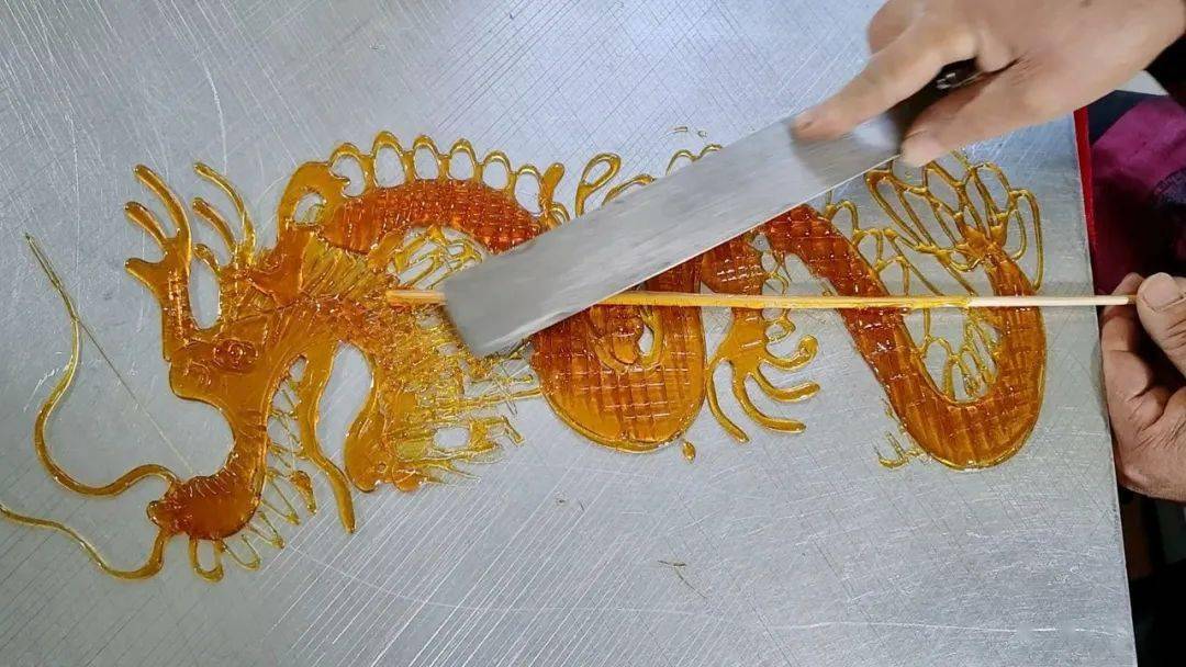 支起小铜锅,摆上木转盘,每当街头巷尾糖画艺人也是最具年味儿的