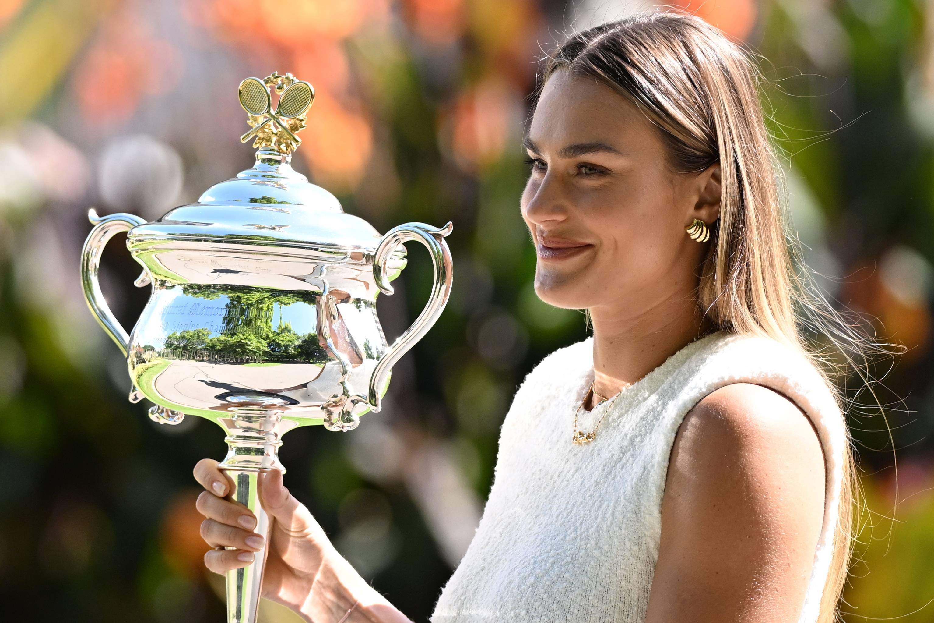 网球——澳网：萨巴伦卡展示女单冠军奖杯