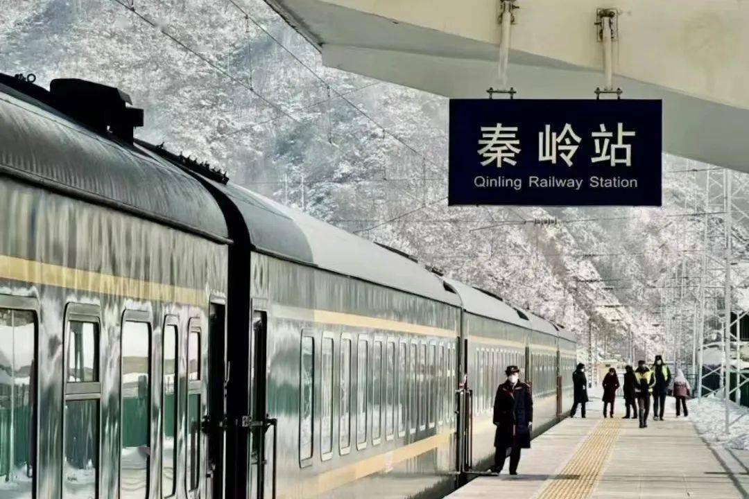一路在高山峡谷中穿行乘坐这辆火车秦岭小火车95点击下方图片,立即