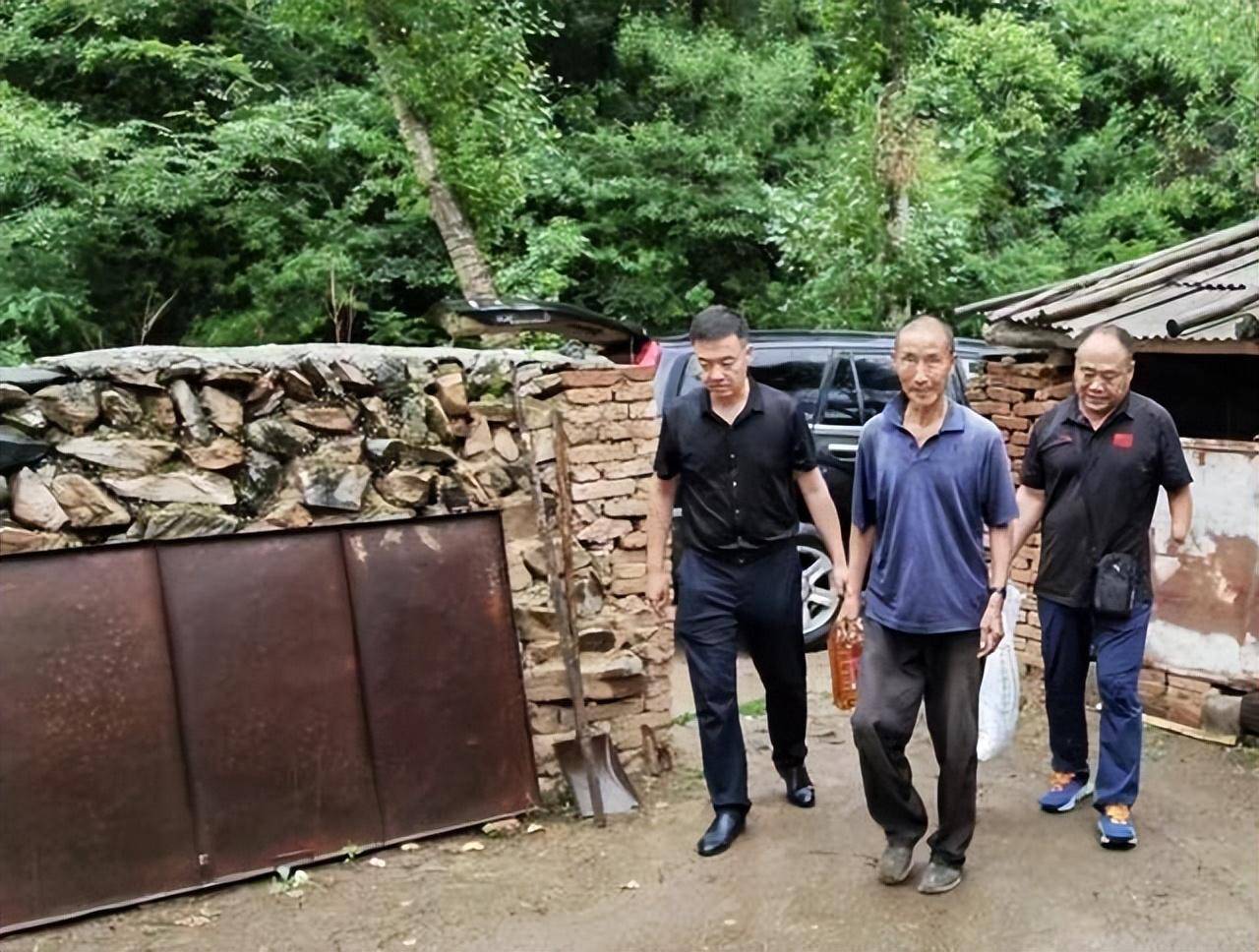 "断臂驻村书记"的逆袭之路_龚秀峰_工作_秦皇岛市