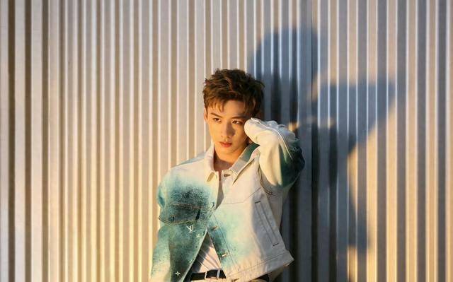 240127 光影之间,白敬亭工作室曝光花絮照,时尚态度引关注_镜头_夹克