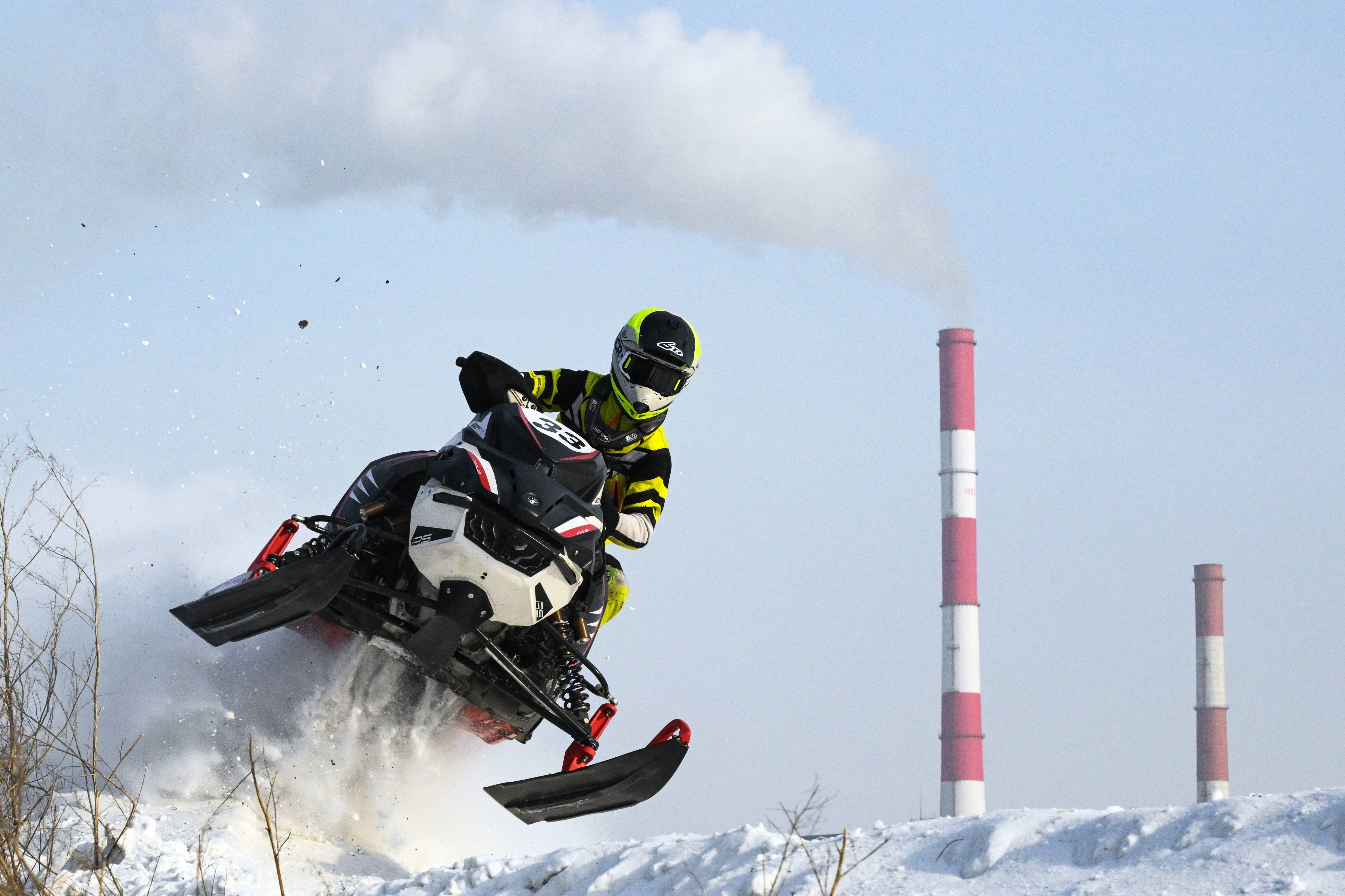 在俄罗斯新西伯利亚参加俄罗斯摩托车协会雪地摩托车和雪地自行车大赛