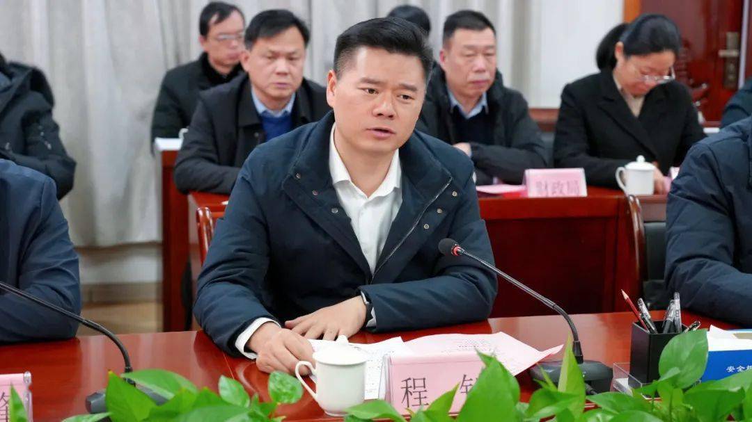 程钊在致辞时代表县四家班子和全县46.