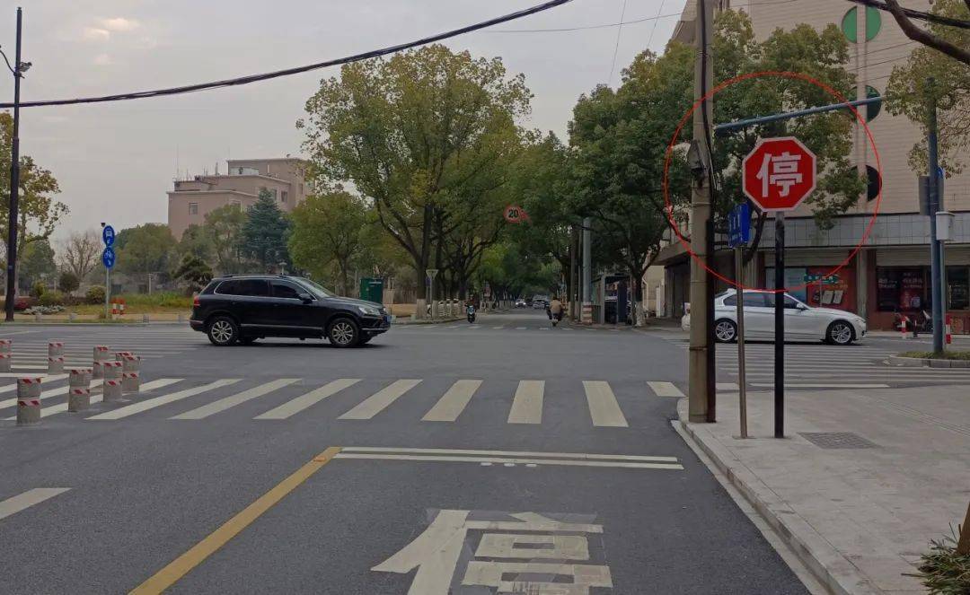 交警提醒对于设有让行标志的路口,车辆必须按照指示通行,被让行的一方