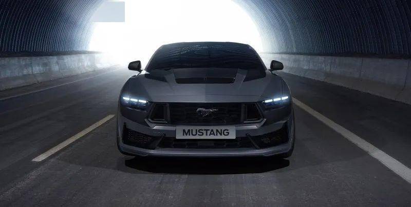 外观方面,全新福特mustang dark horse采用了全新的设计语言,整体造型