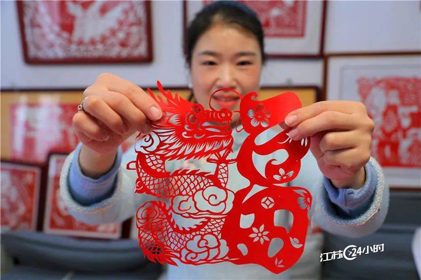 陈娟8:00 摄 9:11上线)1月30日,连云港市剪纸非遗传承人,赣榆区青口镇