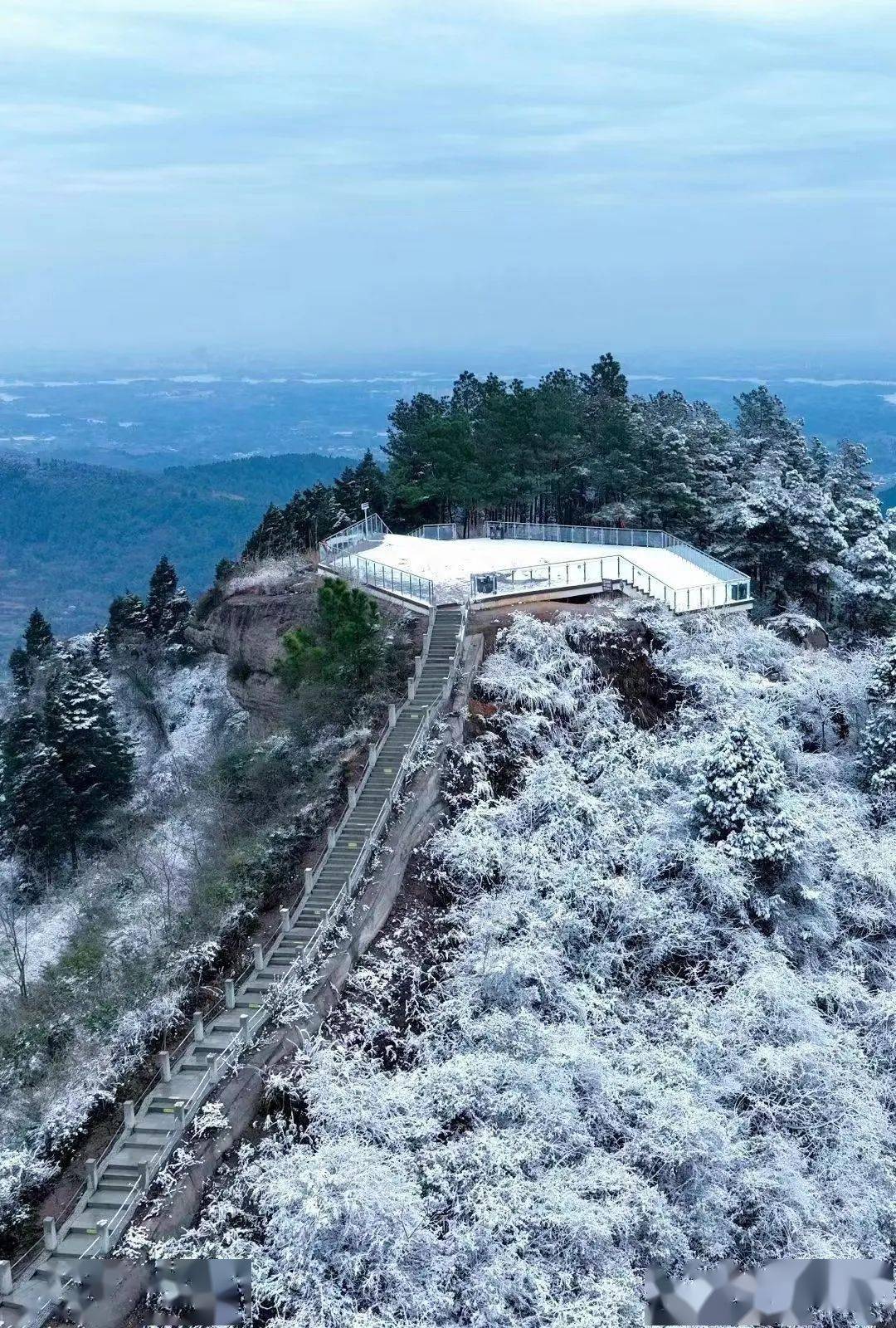 从左侧高地大坡山一路逶迤下来的山埂突出了一段大石包,叫太阳山