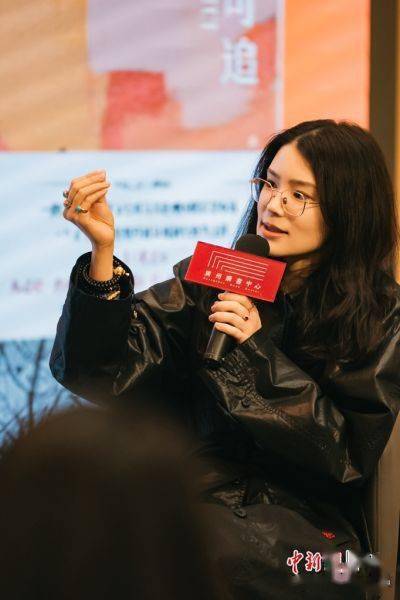 作家李晓珞探讨张广天新书.