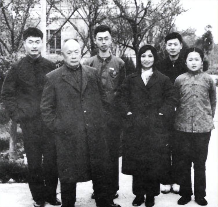 作为陈毅元帅的子女,他们从不利用这一身份为自己谋取私利,始终铭记