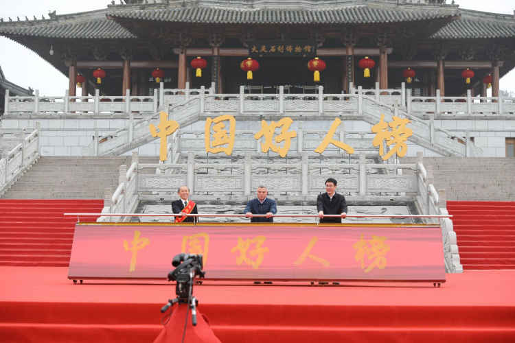 重庆的崔建新,傅征金,张诗贵获评助人为乐类"中国好人";胡坤,廖小辉获