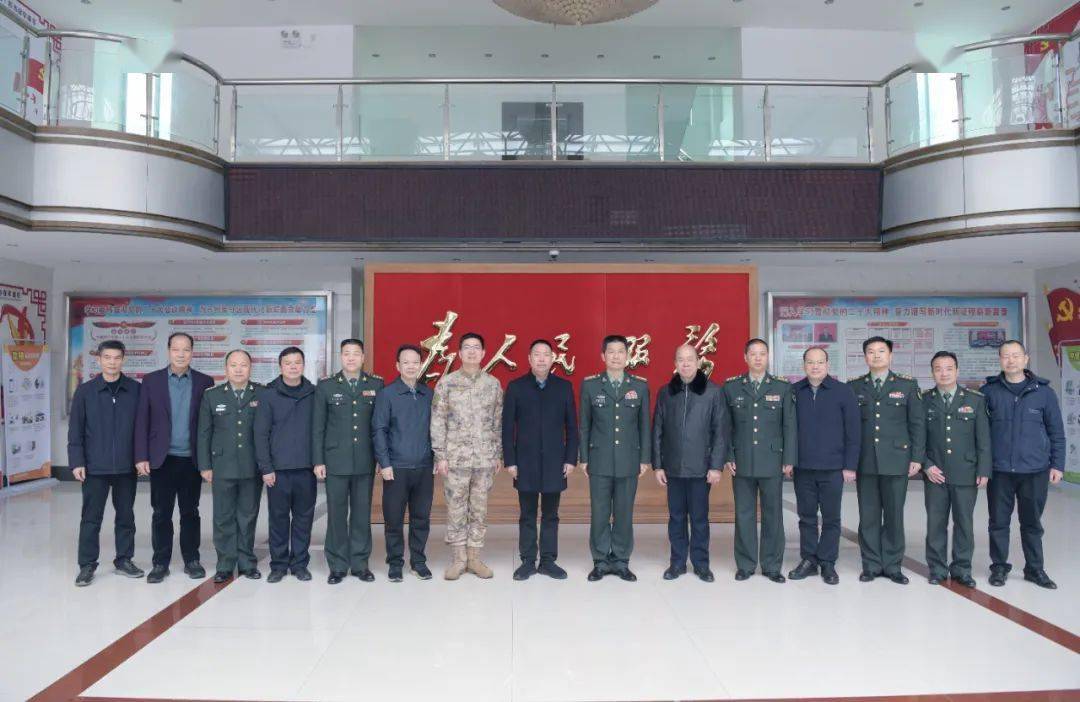 玉林市委常委,玉林军分区政委汪平等玉林军分区领导热情会见慰问团.