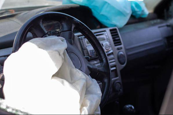 安全气囊撞碎太阳眼镜!美29岁女一只眼"惨被碎片搅烂"永久失明