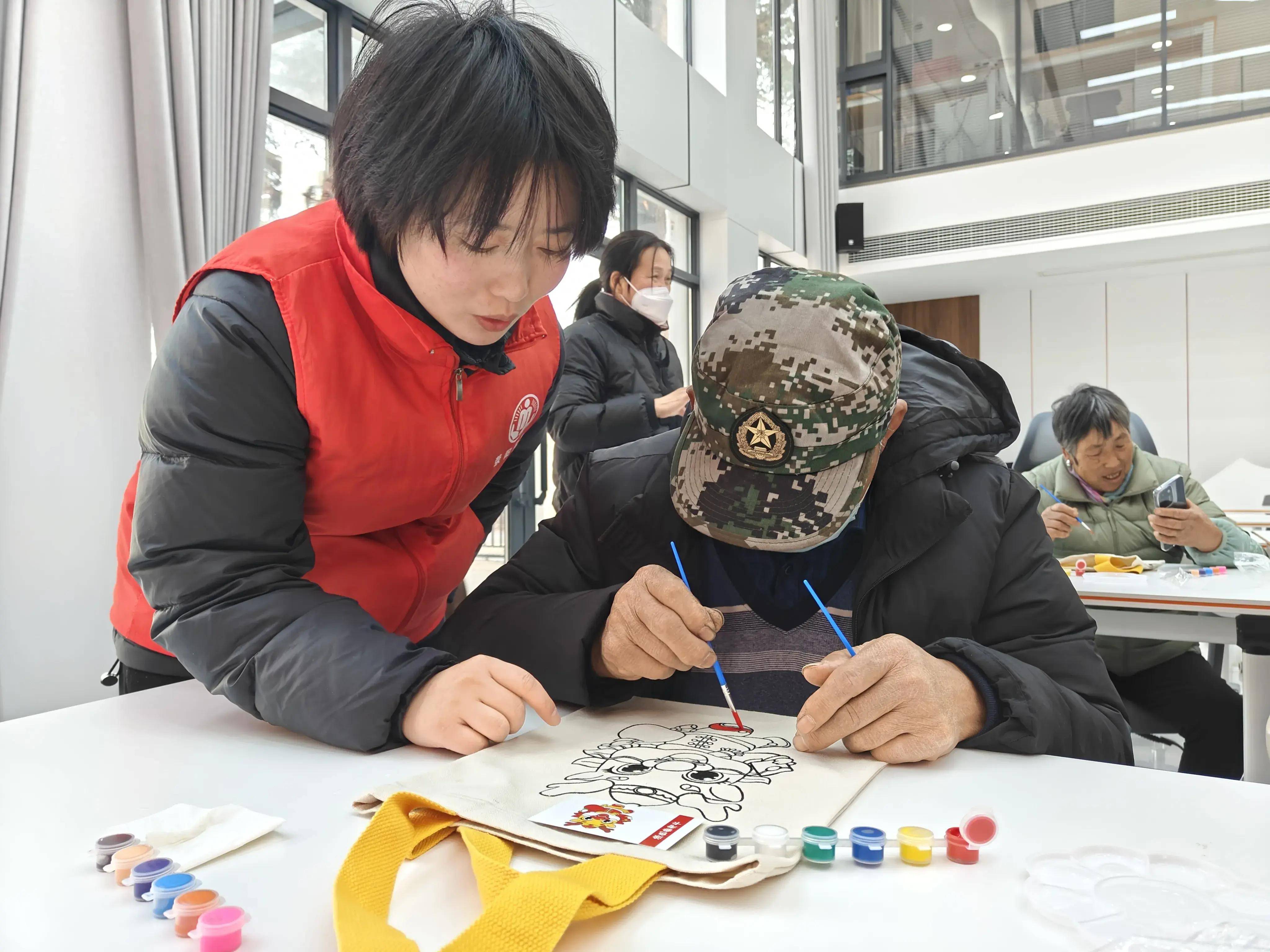 荥阳民政社工:手绘"迎新春"帆布袋 老人把幸福带回家_辖区_活动_气氛