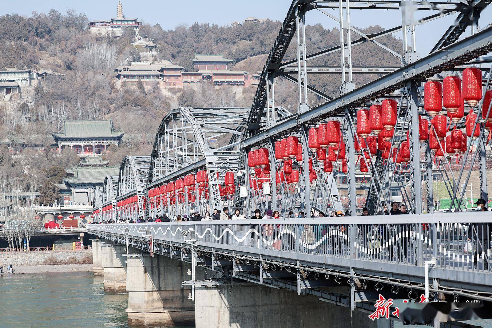 1月28日,市民和游客在兰州市中山桥游览