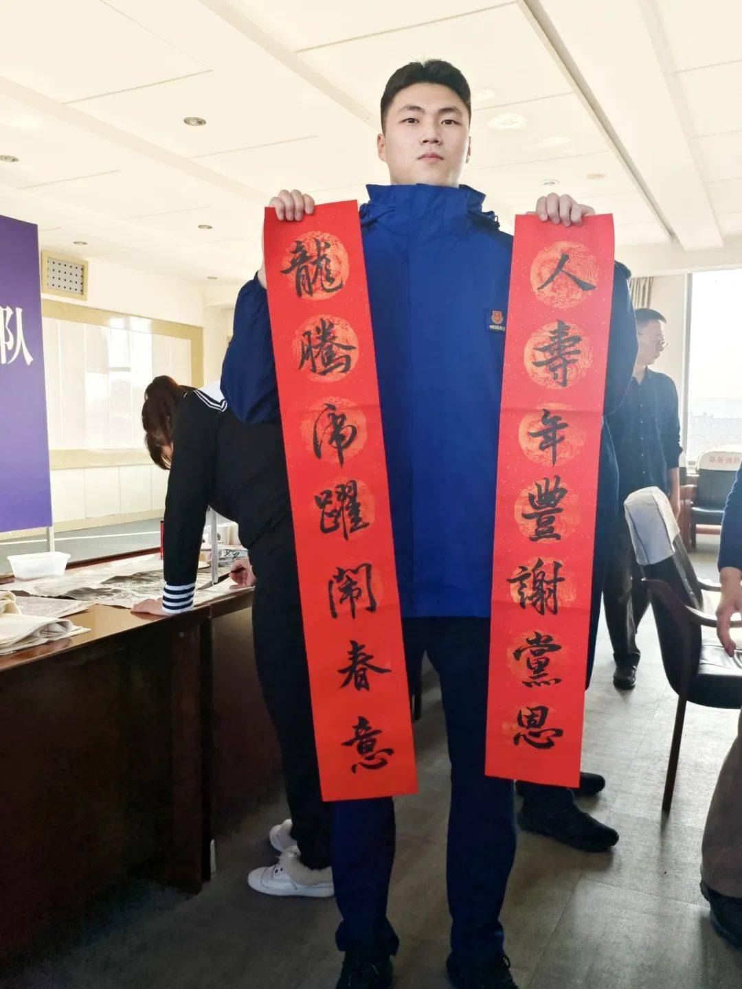 阜蒙县消防救援大队联合博雅书画院山水班师生开展"新春送祝福"活动