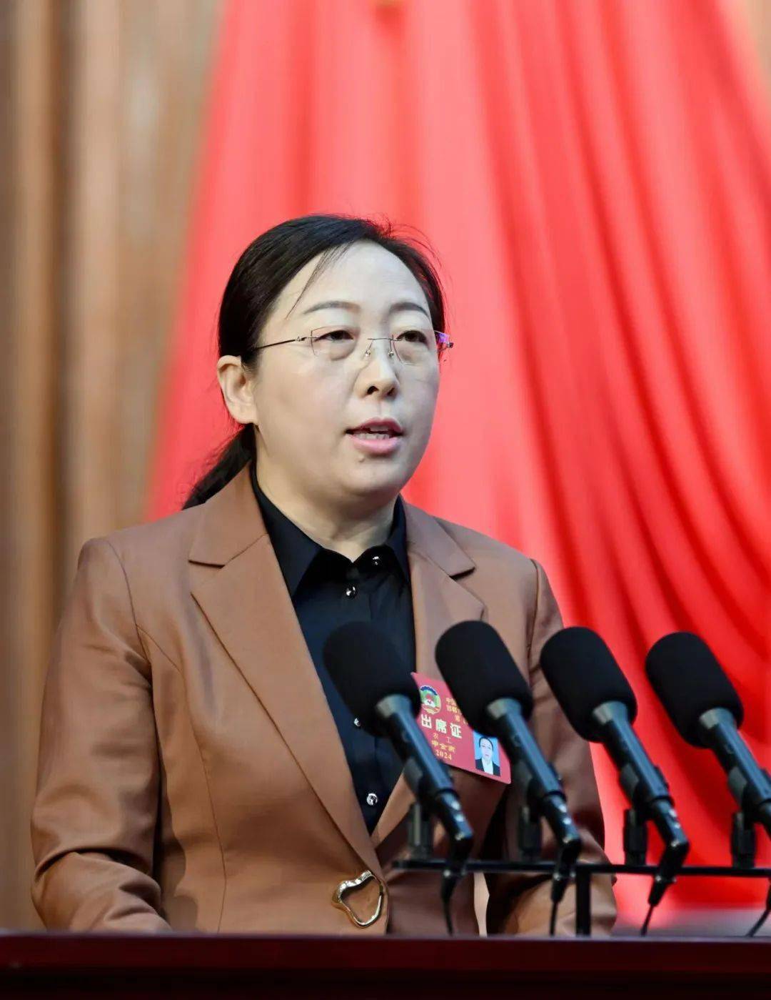 杜仁杰委员代表市工商联发言他建议搞好顶层设计制定智能装备制造