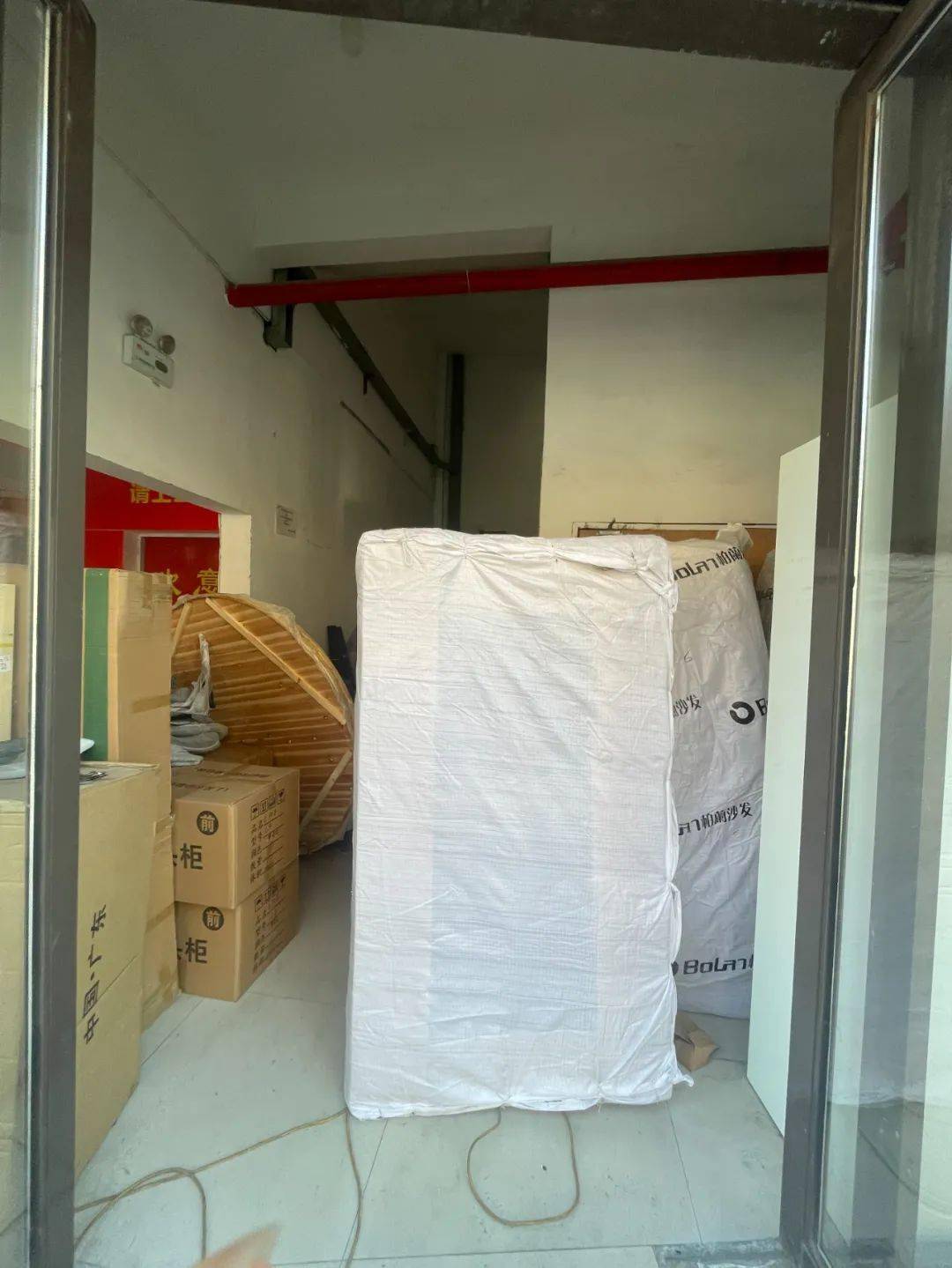 龙湖街道时代广场存在隐患:一层北侧疏散通道堆放货物湾沚区单位名称