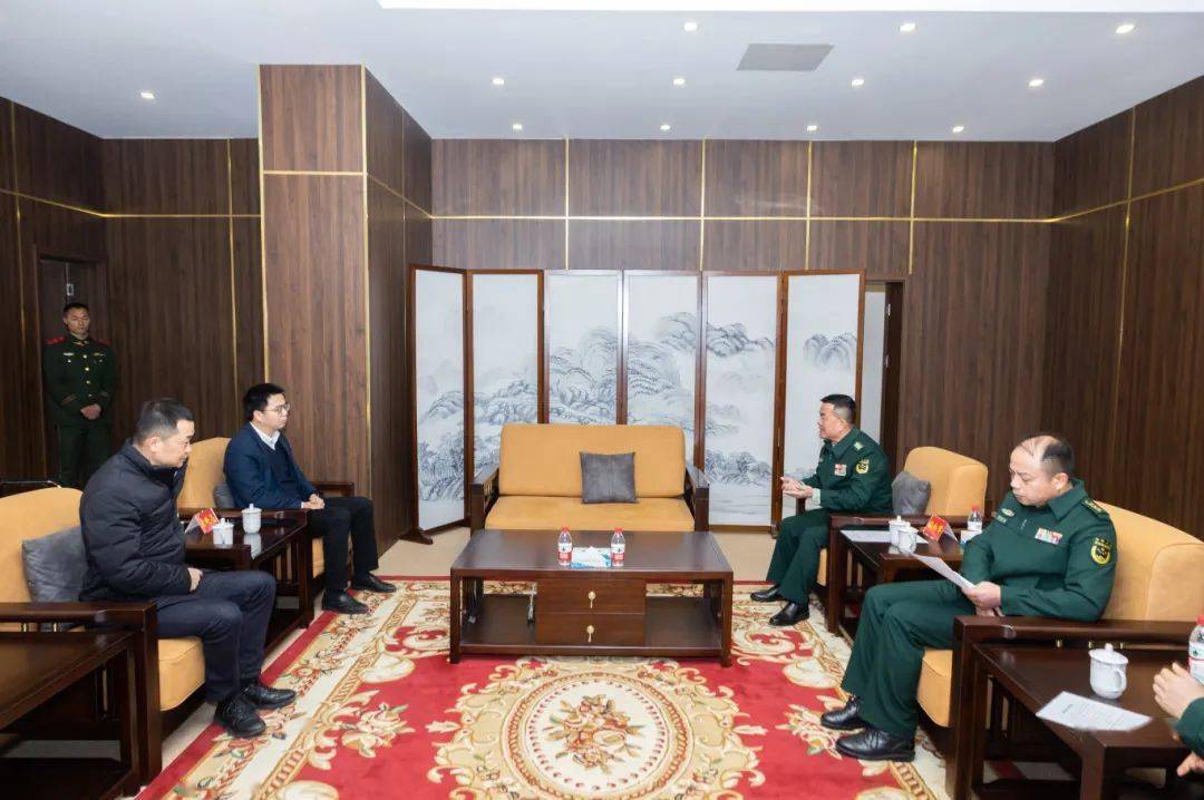 区委副书记袁晓亮来到驻湖某部,向广大官兵致以节日问候.