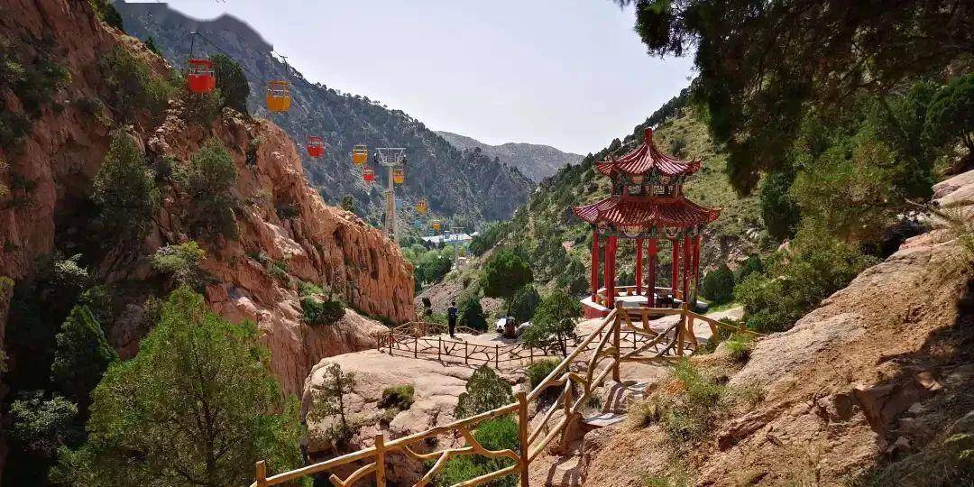 梅力更(蒙语"聪慧"意)自然生态风景区依偎在阴山山脉乌拉山南麓,包头