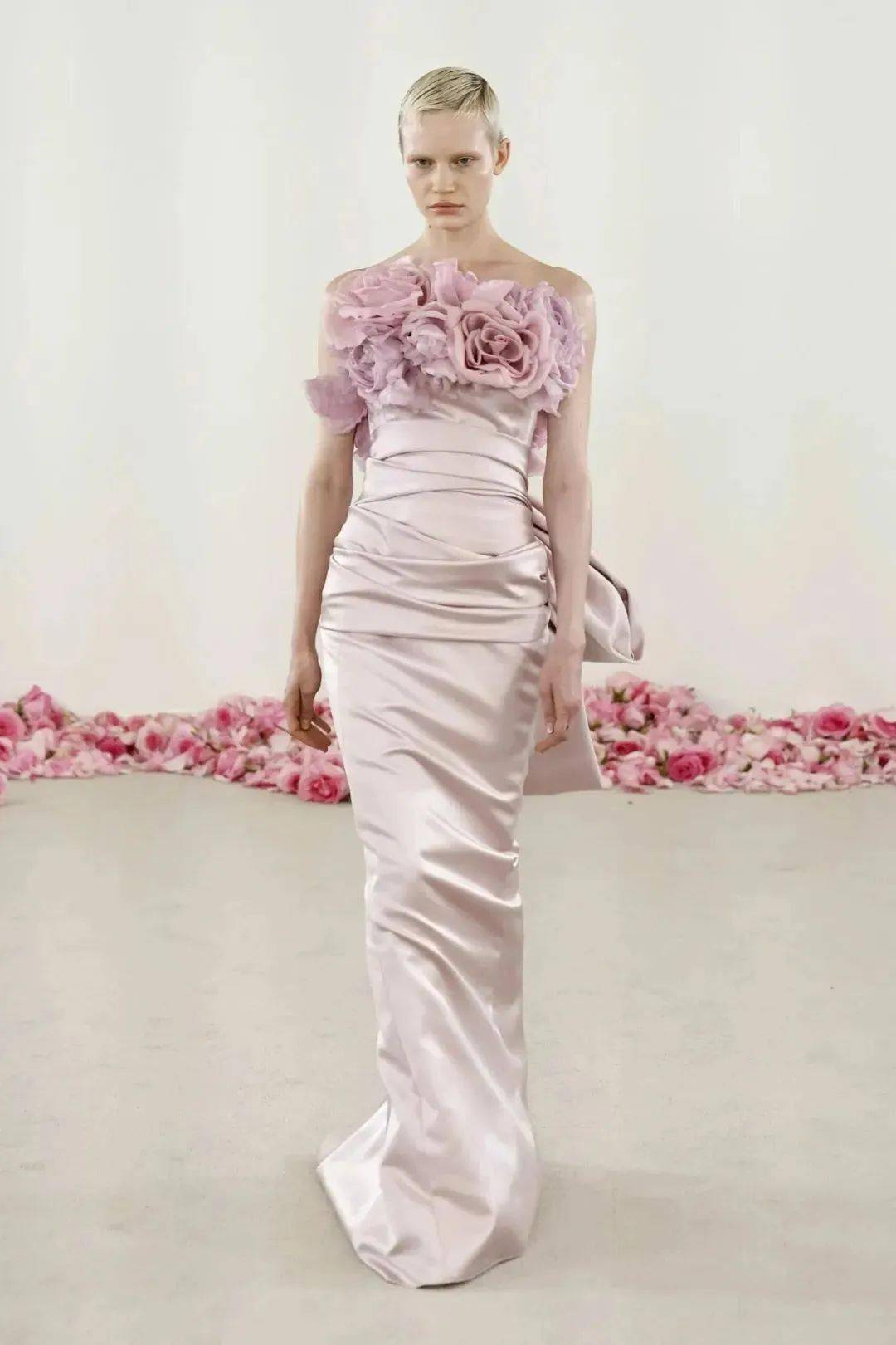 绮丽玫瑰,华美而惊艳 | giambattista valli 2024春夏_系列_高定_设计