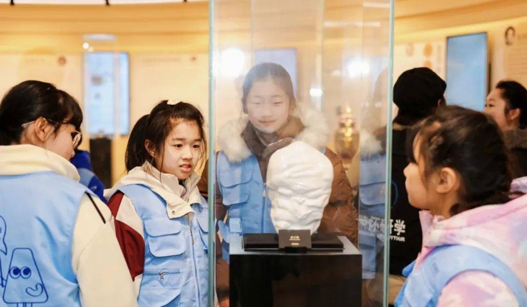 06孩子们跟着松宝一起走进了森林,探秘它们的习性,揭秘它们的藏宝图