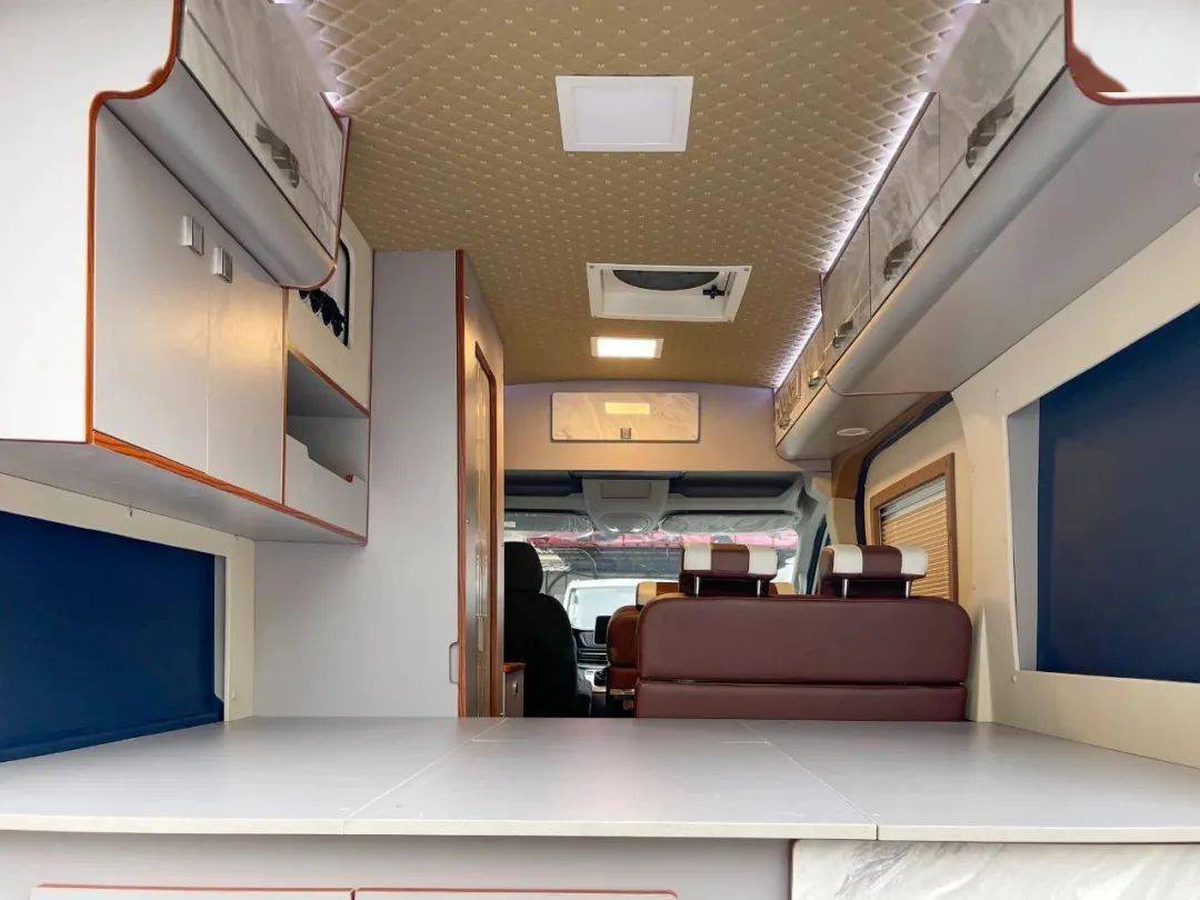 23 南京房车展丨不到20万 买v90 b型房车 阳光尚游大脸猫香不香?