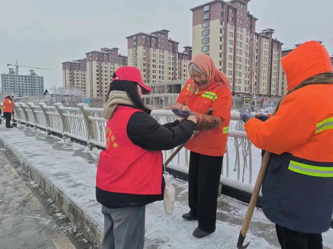 冬日为环卫工人送温暖图片