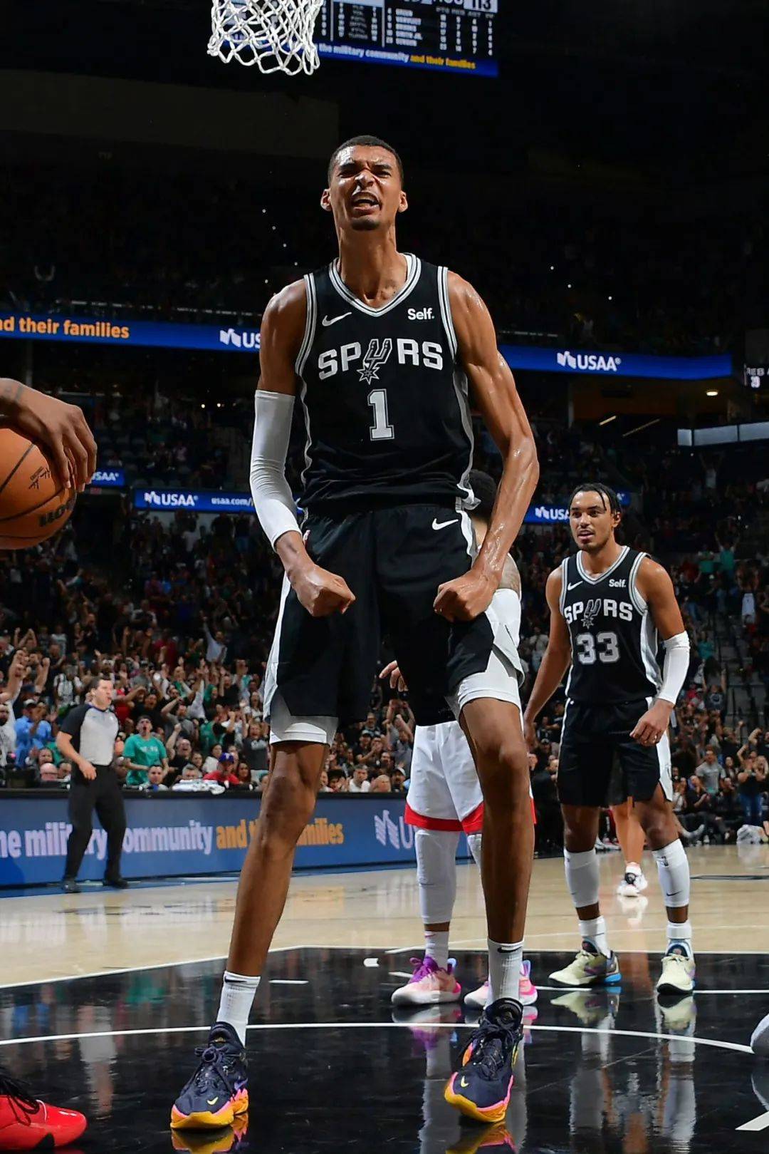 1984-85赛季,三年级球员马克-伊顿打满82场,场均送出5.