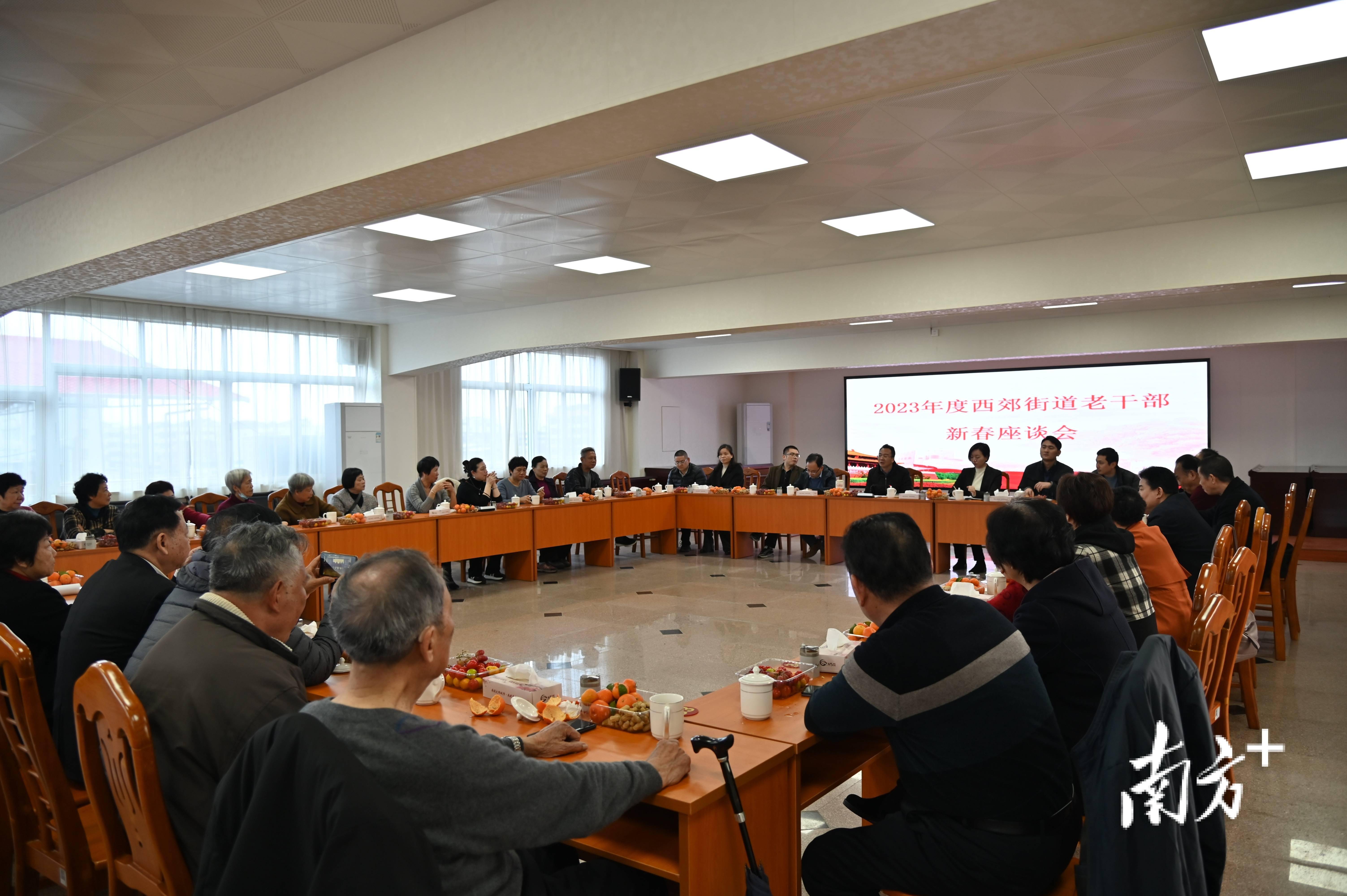 梅江区西郊街道召开退休干部座谈会_发展_老干部_工作