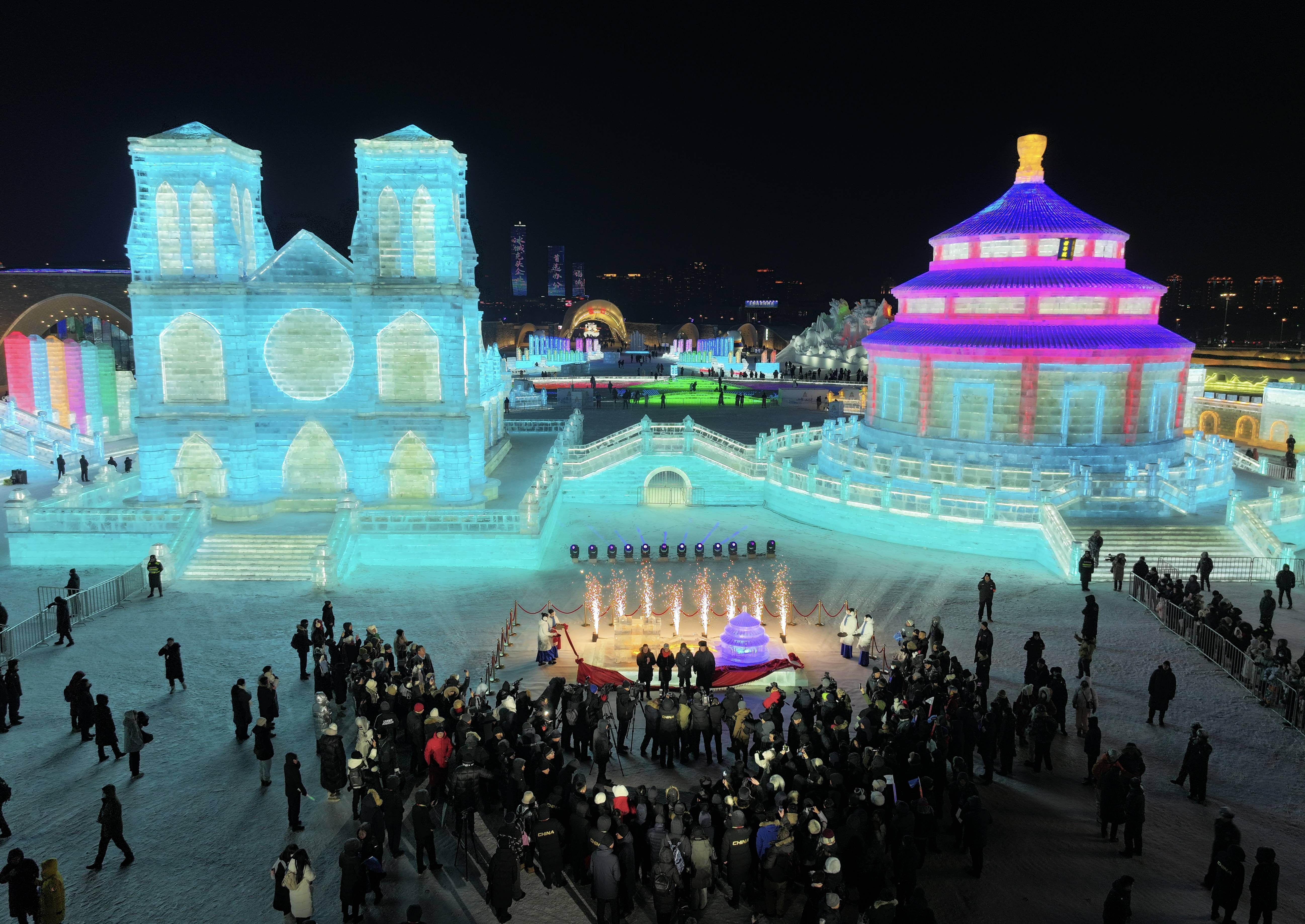 1月5日,夜幕降临,第25届哈尔滨冰雪大世界中的巨型冰雕景观北京天坛