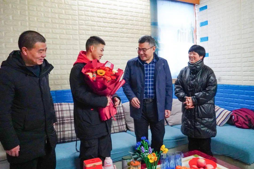 林带队开展春节前走访慰问活动,市领导华小芬及有关单位负责同志参加