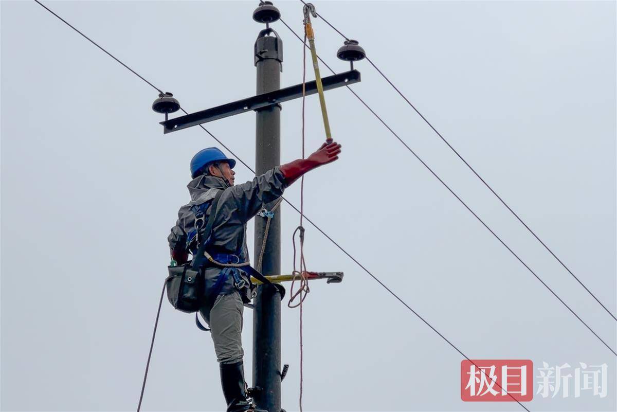 为了万家灯火的融融暖意,湖北石首电力工人冒寒潮冻雨抢修电网故障