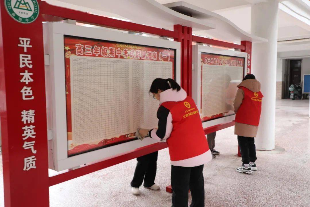 水族馆,三字经,宣传栏,办公楼前等校园每一处,都有他们认真清扫的身影