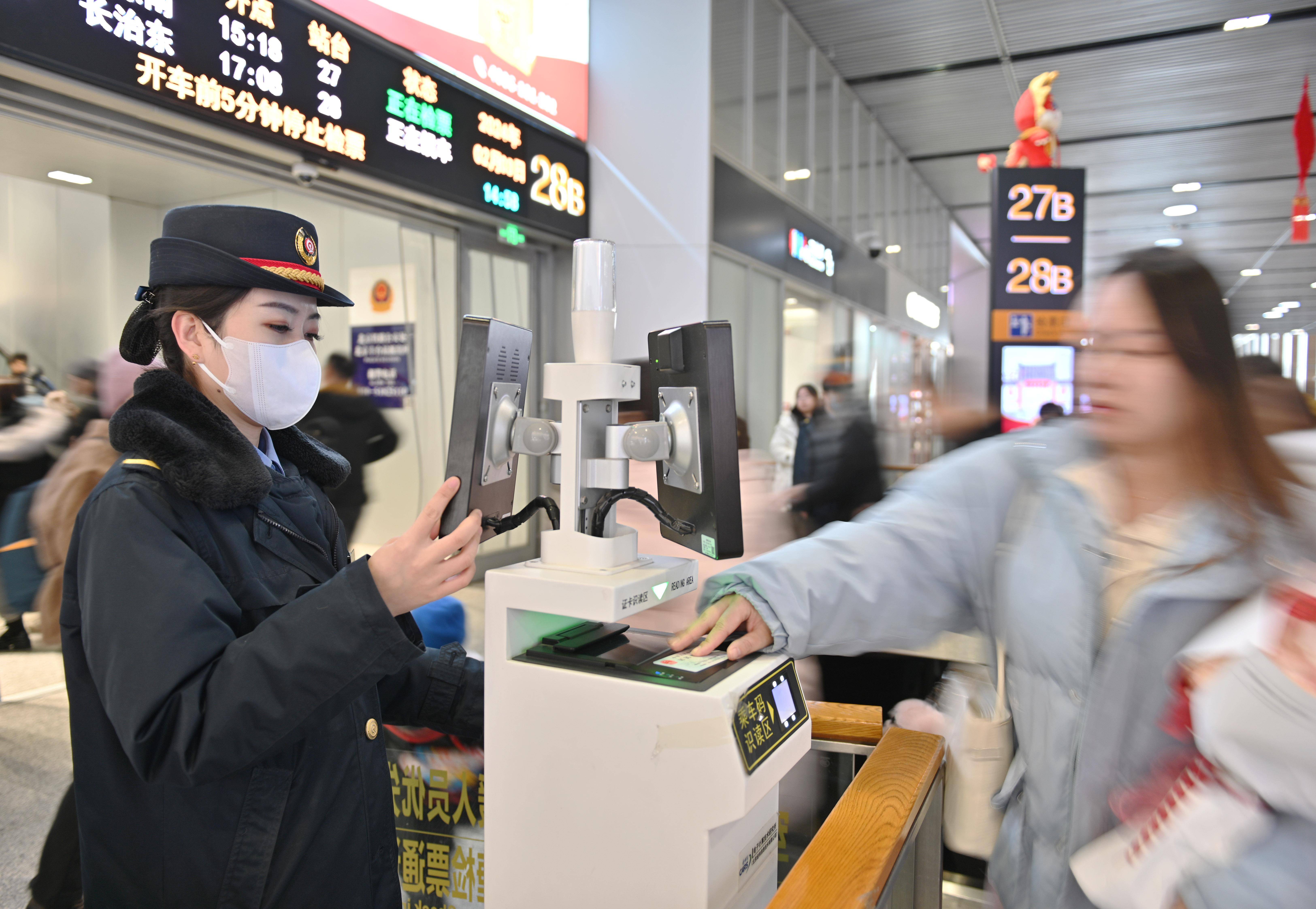 北京丰台站迎来春运客流高峰期