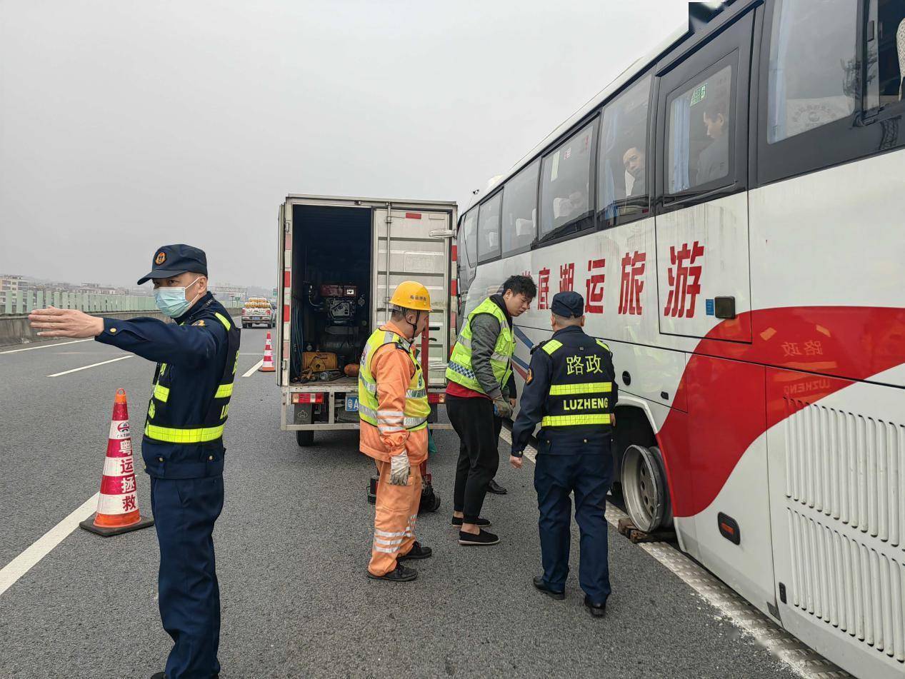 一路守护,肇花高速路政员奔波在平安回家路上_应急_单位_交通集团