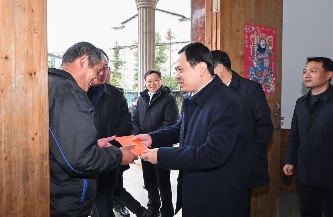 当天,严允首先到荷湖乡南江村走访优抚对象甘劣仔,和甘老亲切交谈