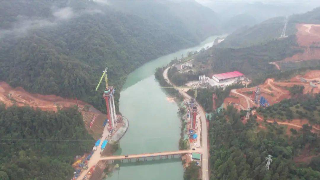连贺高速公路黄洞大宁河大桥首个74米高墩顺利封顶!