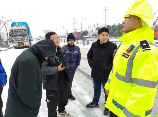 文化名城—孝感大雪無情人間有愛大量車輛滯留孝感境內的不少高速路段